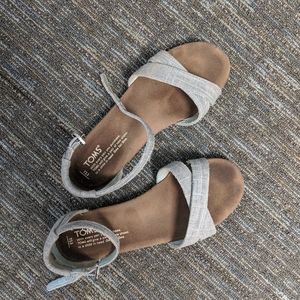 Tom's Silver Sparkle Sandals, youth size 3.5 They also fit a woman's size 6!